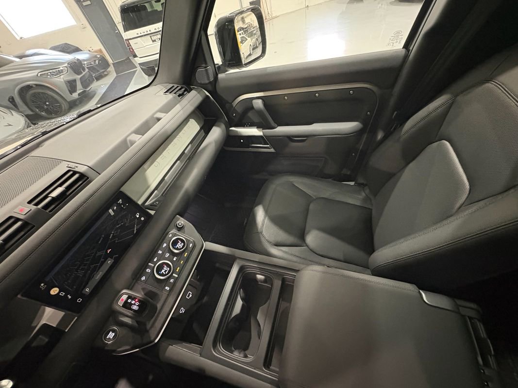 Used 2024 Land Rover Defender 110 S image 27