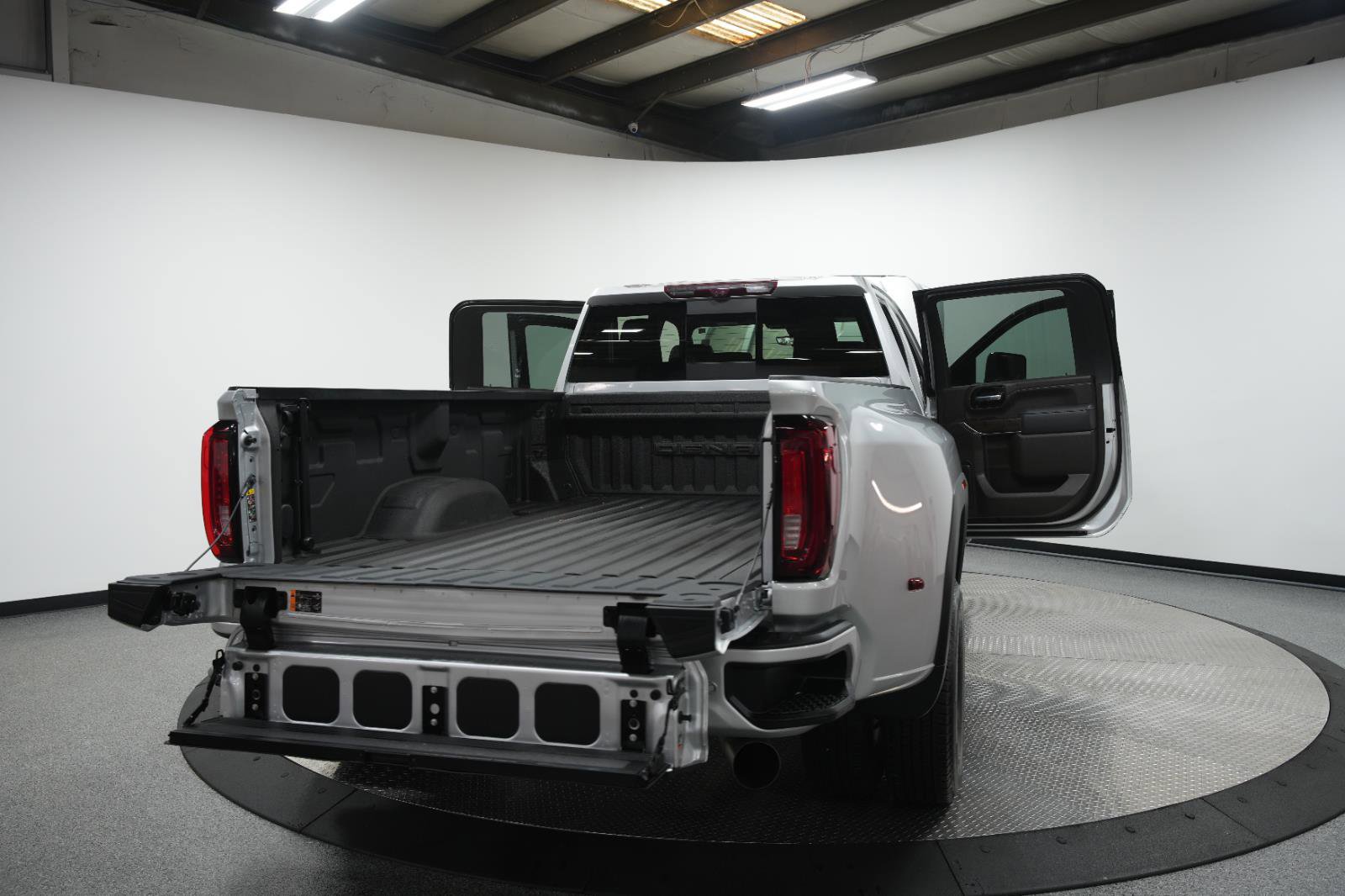 Used 2022 GMC Sierra 3500 Denali w/ Technology Package image 12