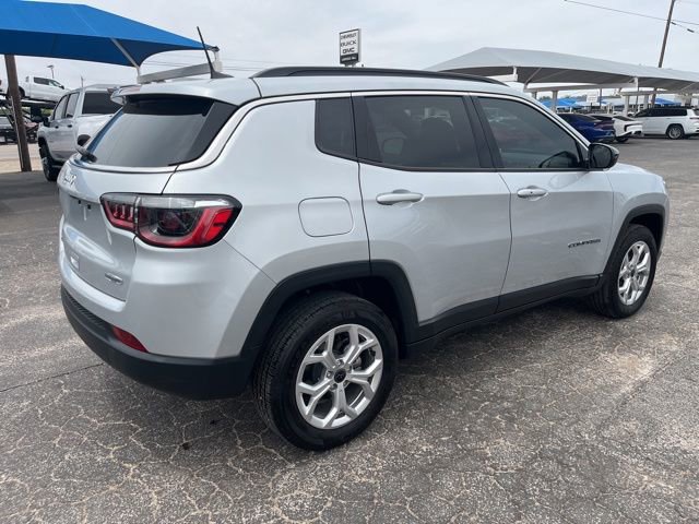 Used 2025 Jeep Compass Latitude AWD/4WD image 4