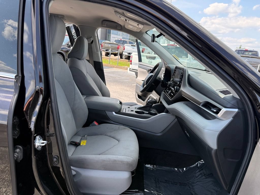 Used 2022 Toyota Highlander LE FWD image 28