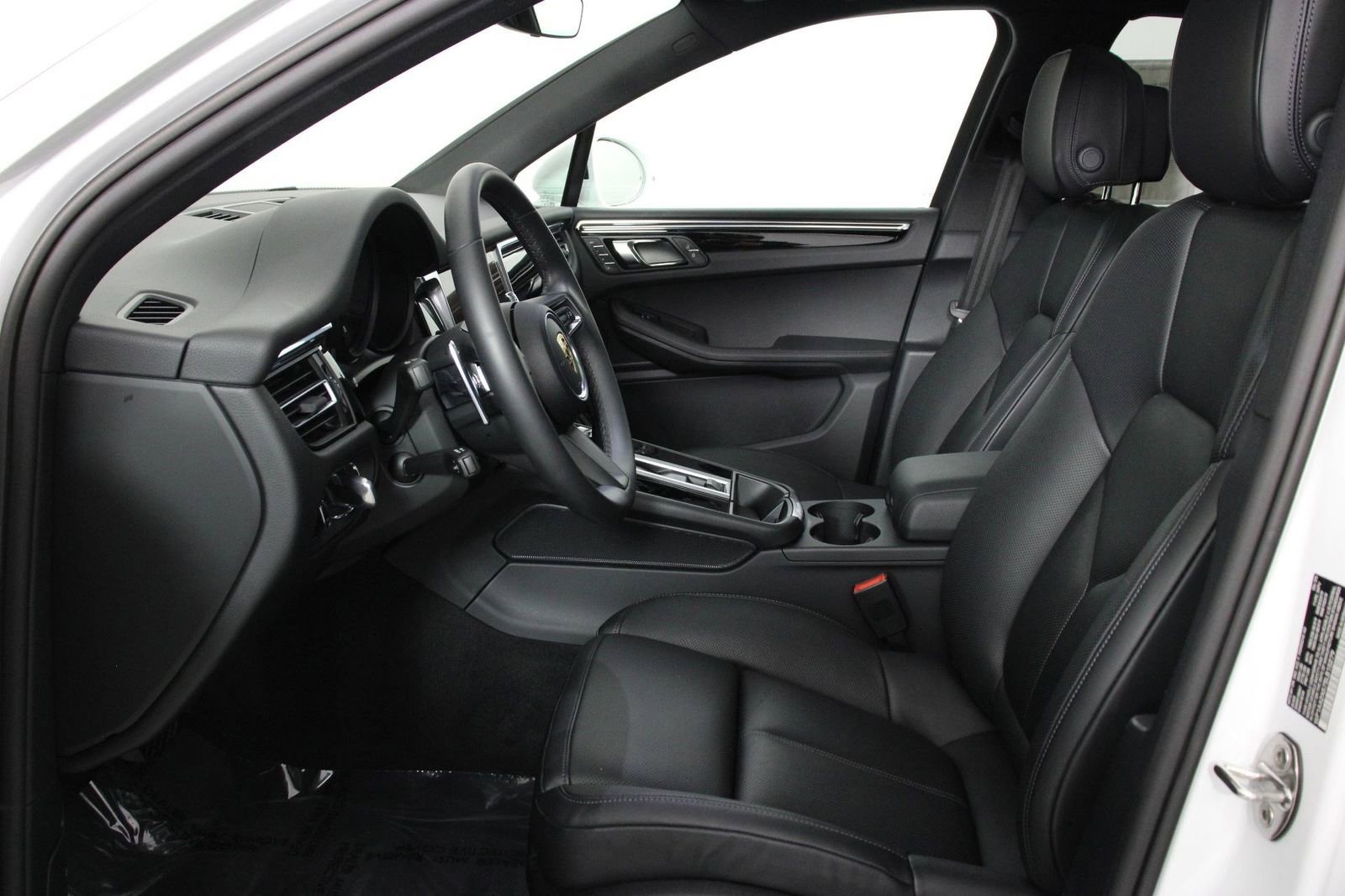 Certified 2025 Porsche Macan image 5