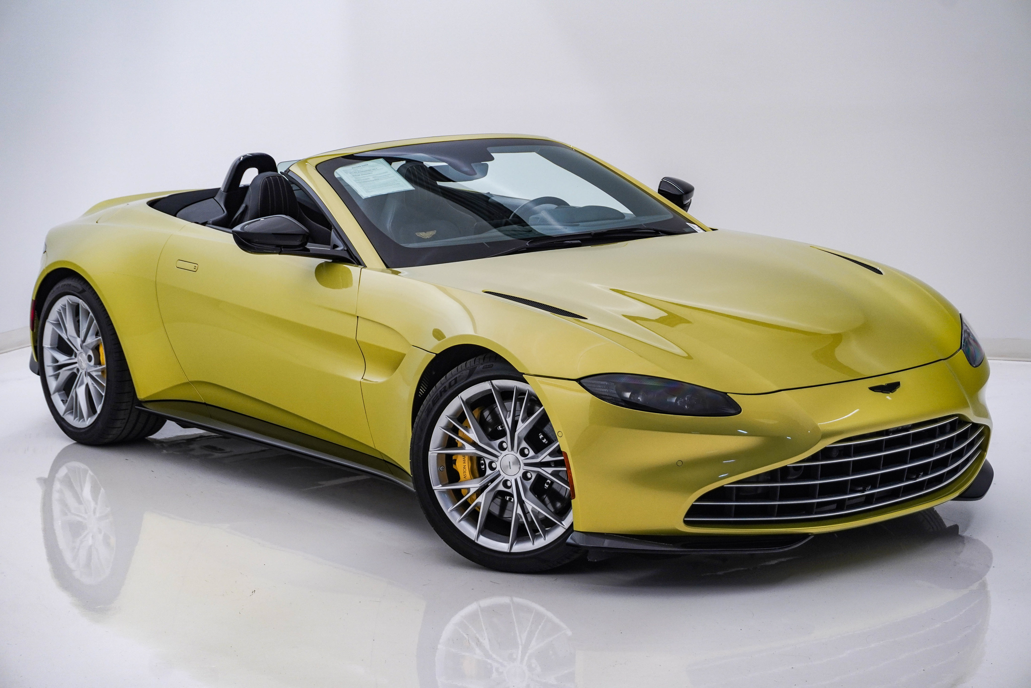 Used 2023 Aston Martin V8 Vantage Roadster RWD image 3