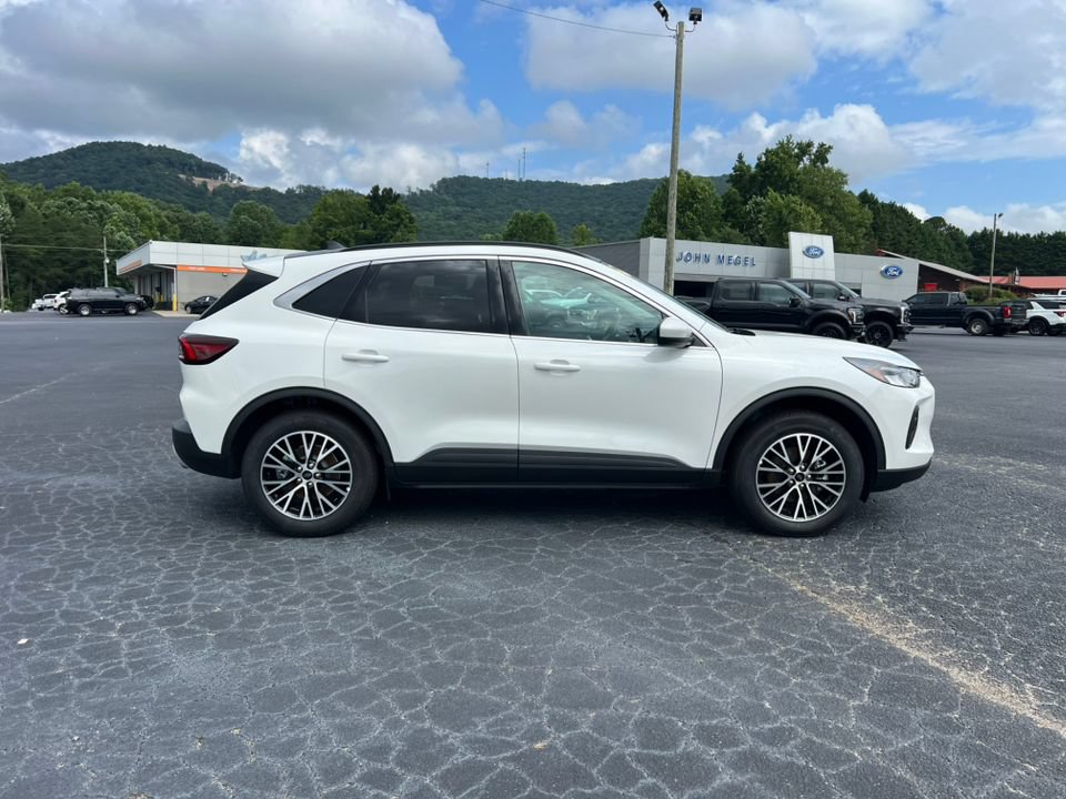 New 2025 Ford Escape SE w/ Class II Trailer Tow Package FWD image 4