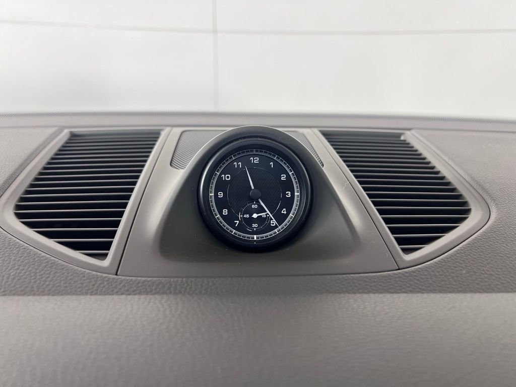 Certified 2025 Porsche Macan image 32