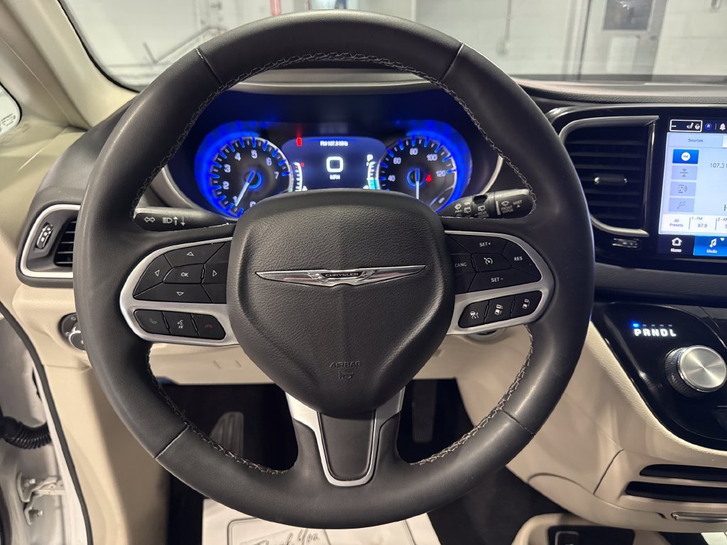 Used 2023 Chrysler Pacifica Touring-L FWD image 5
