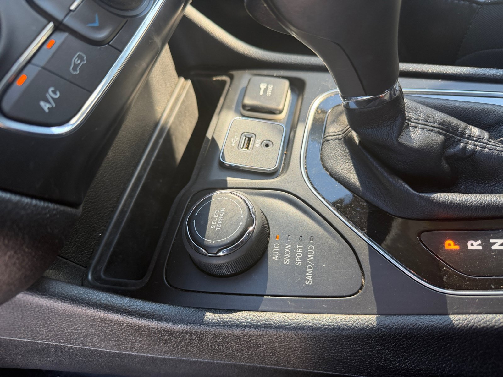 Used 2019 Jeep Cherokee Limited AWD/4WD image 36