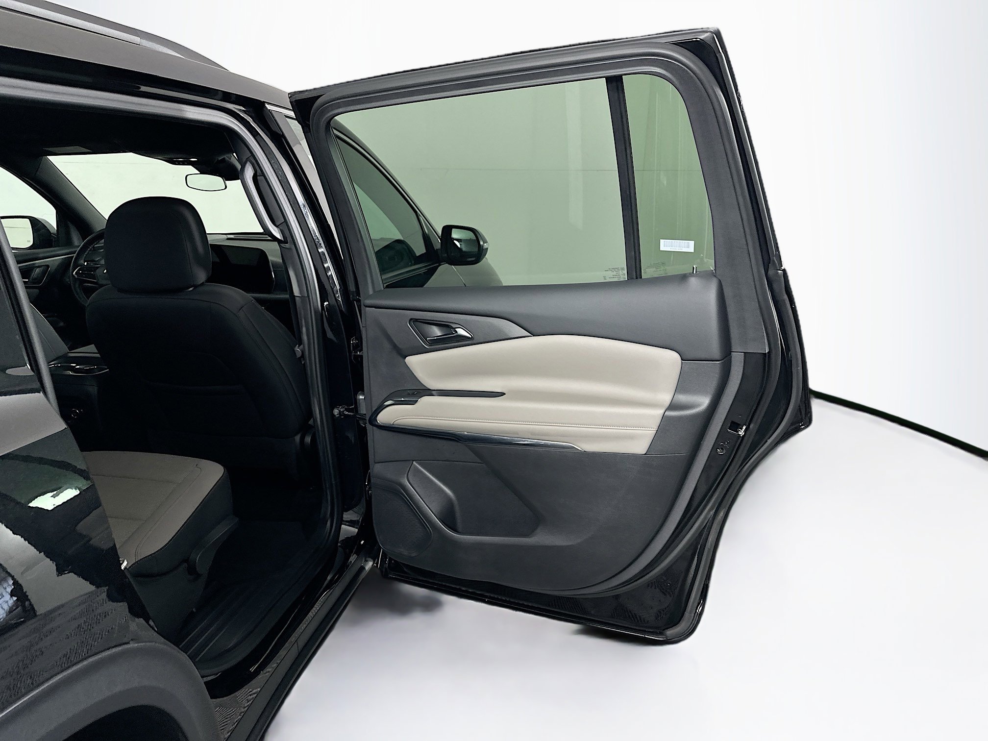 Used 2025 Chevrolet Traverse LT image 32