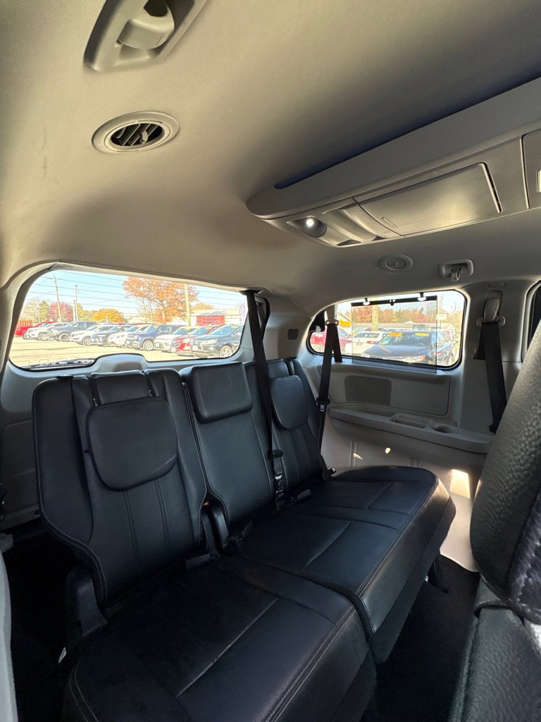Used 2016 Chrysler Town & Country Touring image 14