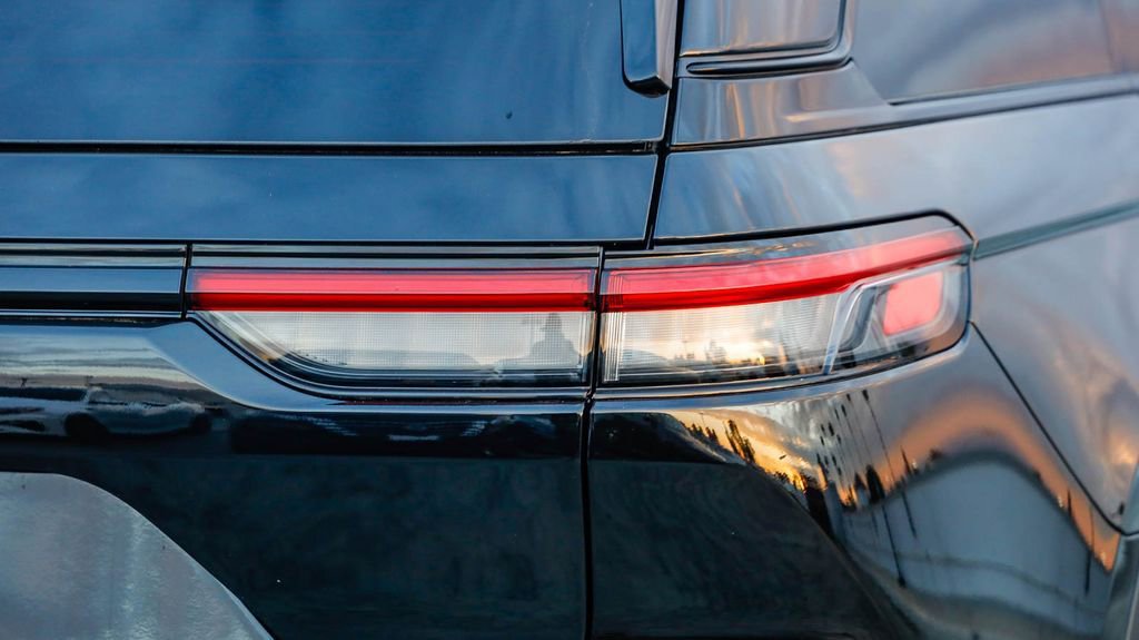 New 2025 Jeep Grand Cherokee Altitude image 10