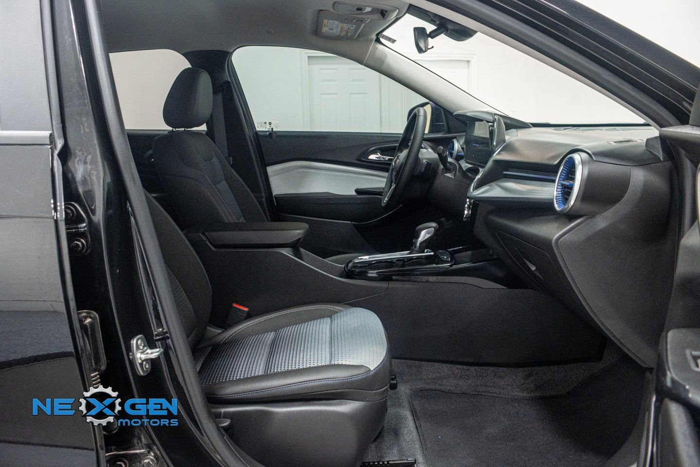 Used 2025 Chevrolet Trax LT w/ Driver Confidence Package image 38