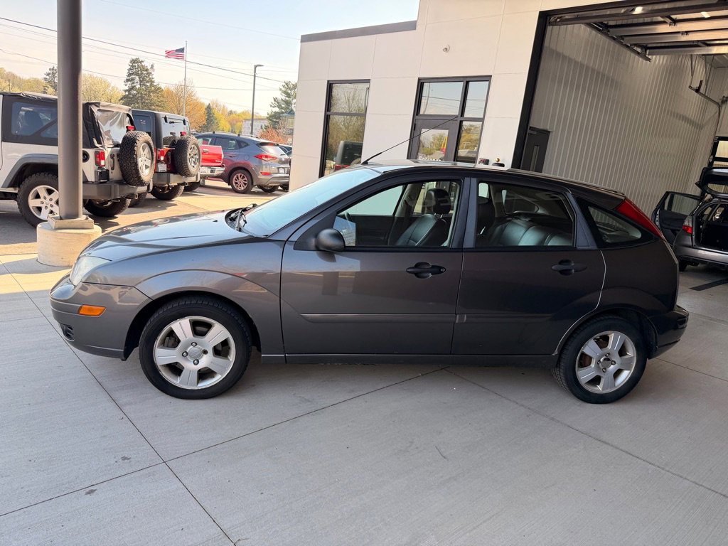 Used 2007 Ford Focus ZX5 Hatchback FWD image 4