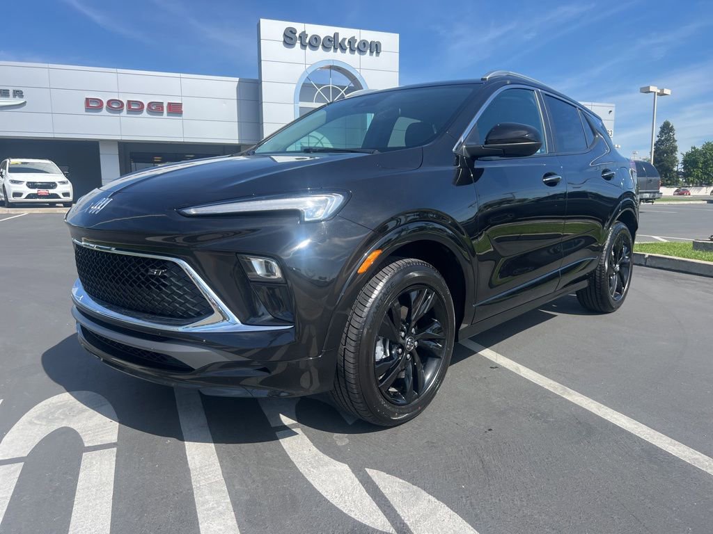 Used 2024 Buick Encore GX Sport Touring image 2