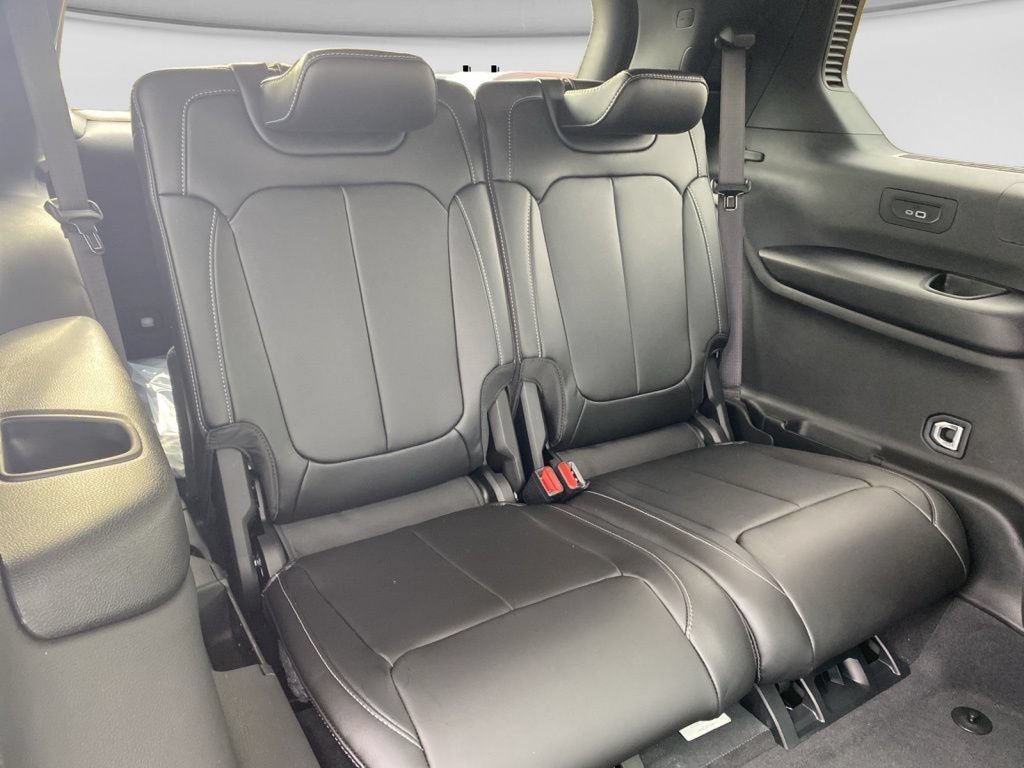 New 2025 Jeep Grand Cherokee L Limited w/ Black Appearance Package AWD/4WD image 15