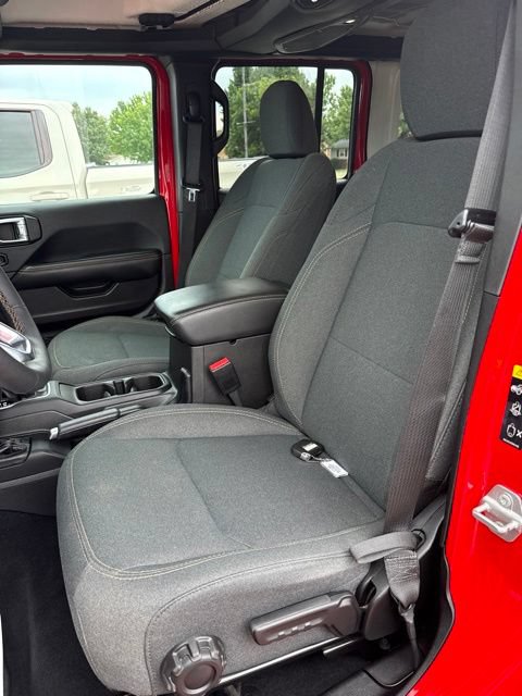 Used 2025 Jeep Wrangler Unlimited Sahara AWD/4WD image 12