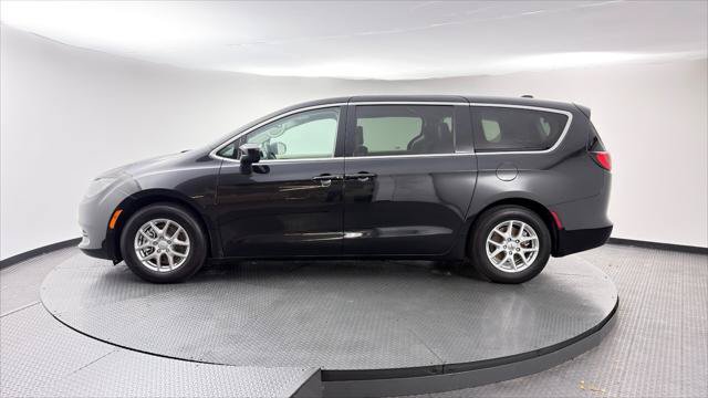 Used 2023 Chrysler Voyager LX FWD image 3