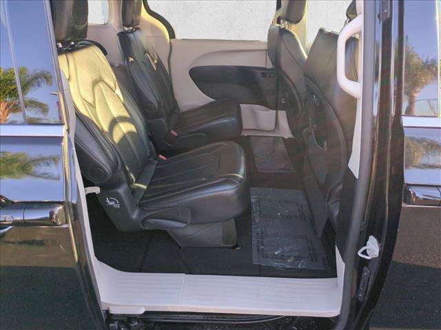 Used 2024 Chrysler Pacifica Touring-L FWD image 19