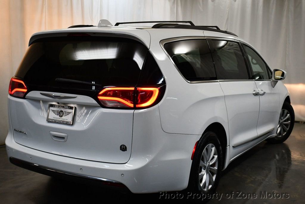 Used 2017 Chrysler Pacifica Touring-L image 9