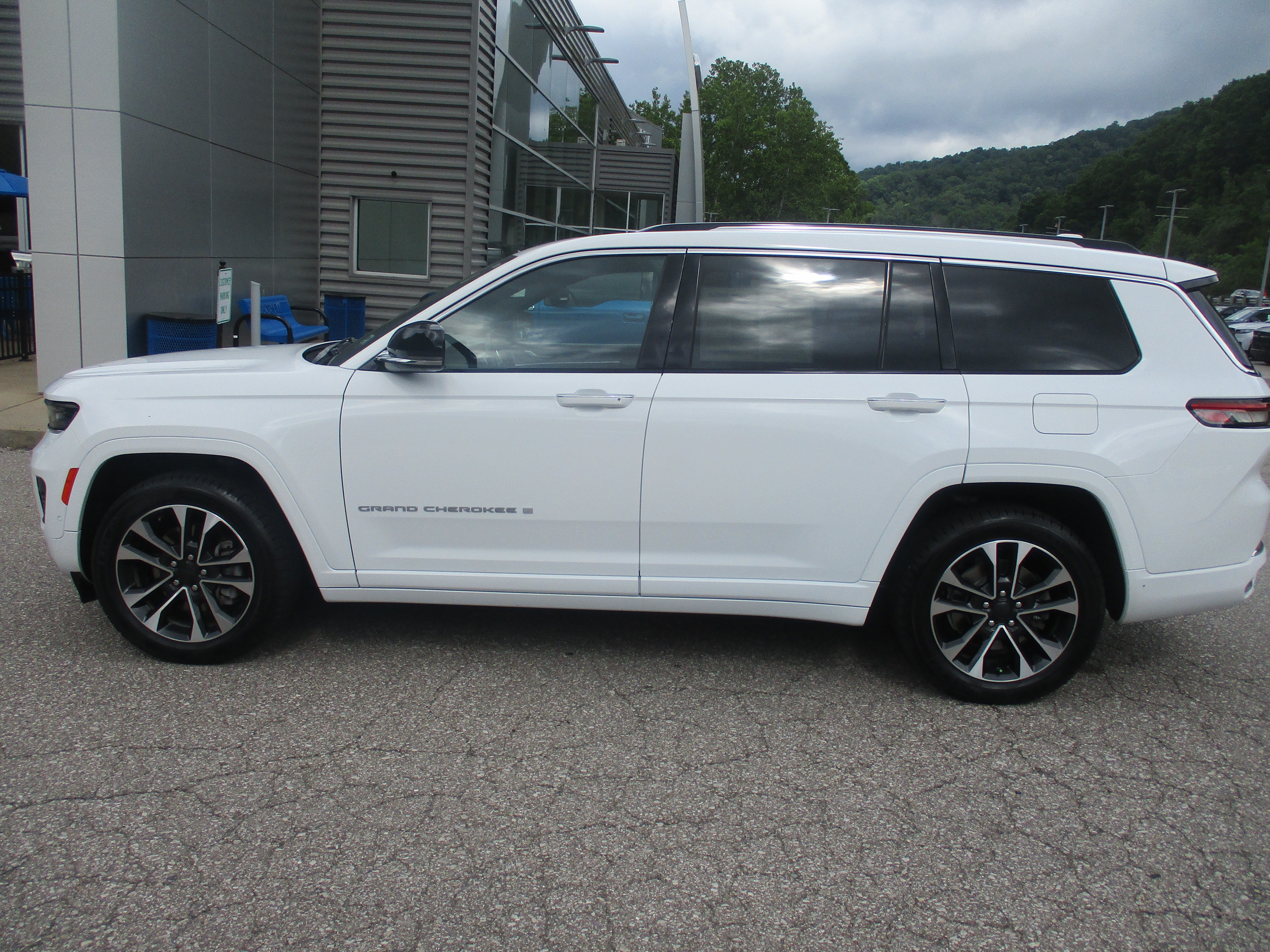 Used 2022 Jeep Grand Cherokee L Overland w/ Advanced Protech Group III AWD/4WD image 7