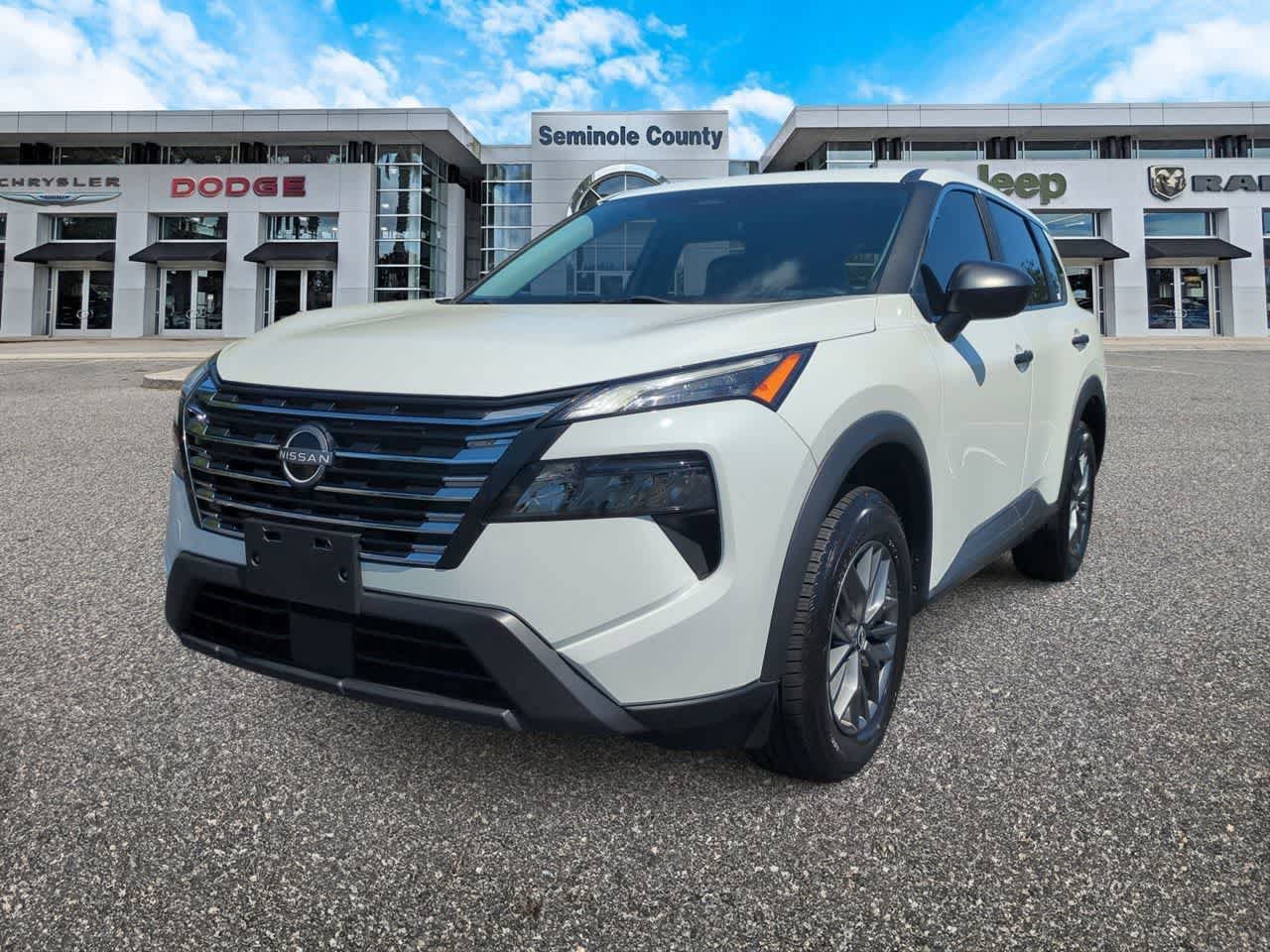 Used 2024 Nissan Rogue S FWD image 4