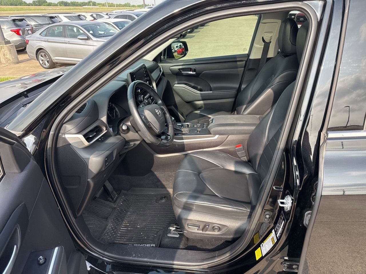 Used 2021 Toyota Highlander XLE FWD image 19