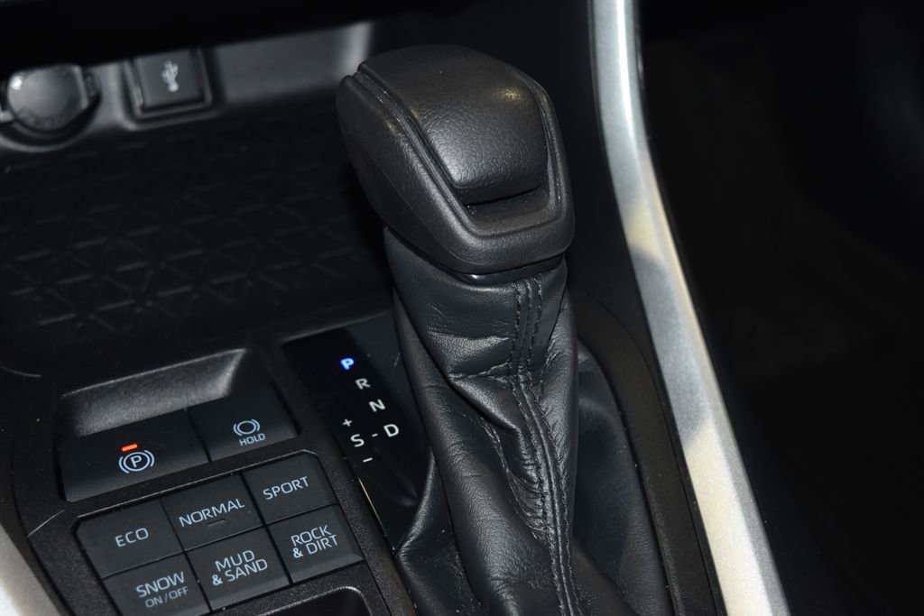 Used 2021 Toyota RAV4 LE image 17