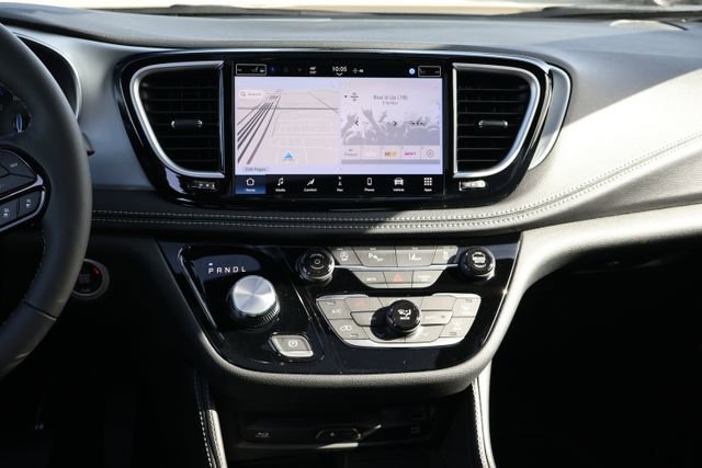 New 2026 Chrysler Pacifica Limited w/ Uconnect Theater Family Group FWD image 15