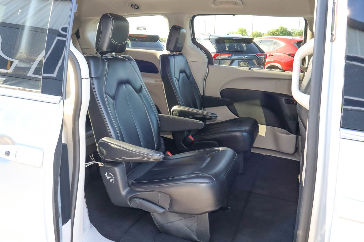 Used 2023 Chrysler Pacifica Touring-L FWD image 26