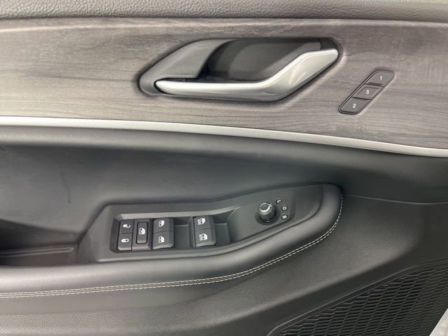 Used 2023 Jeep Grand Cherokee L Limited image 33
