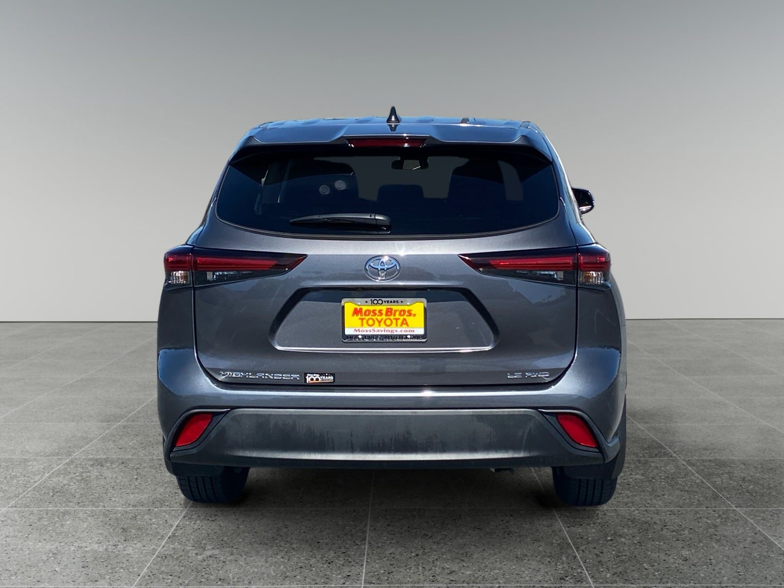 Used 2024 Toyota Highlander LE AWD/4WD image 4