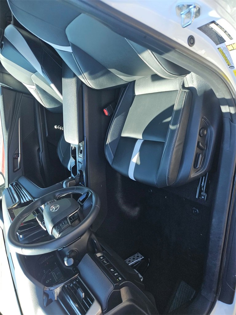 Used 2025 Toyota Camry SE image 11