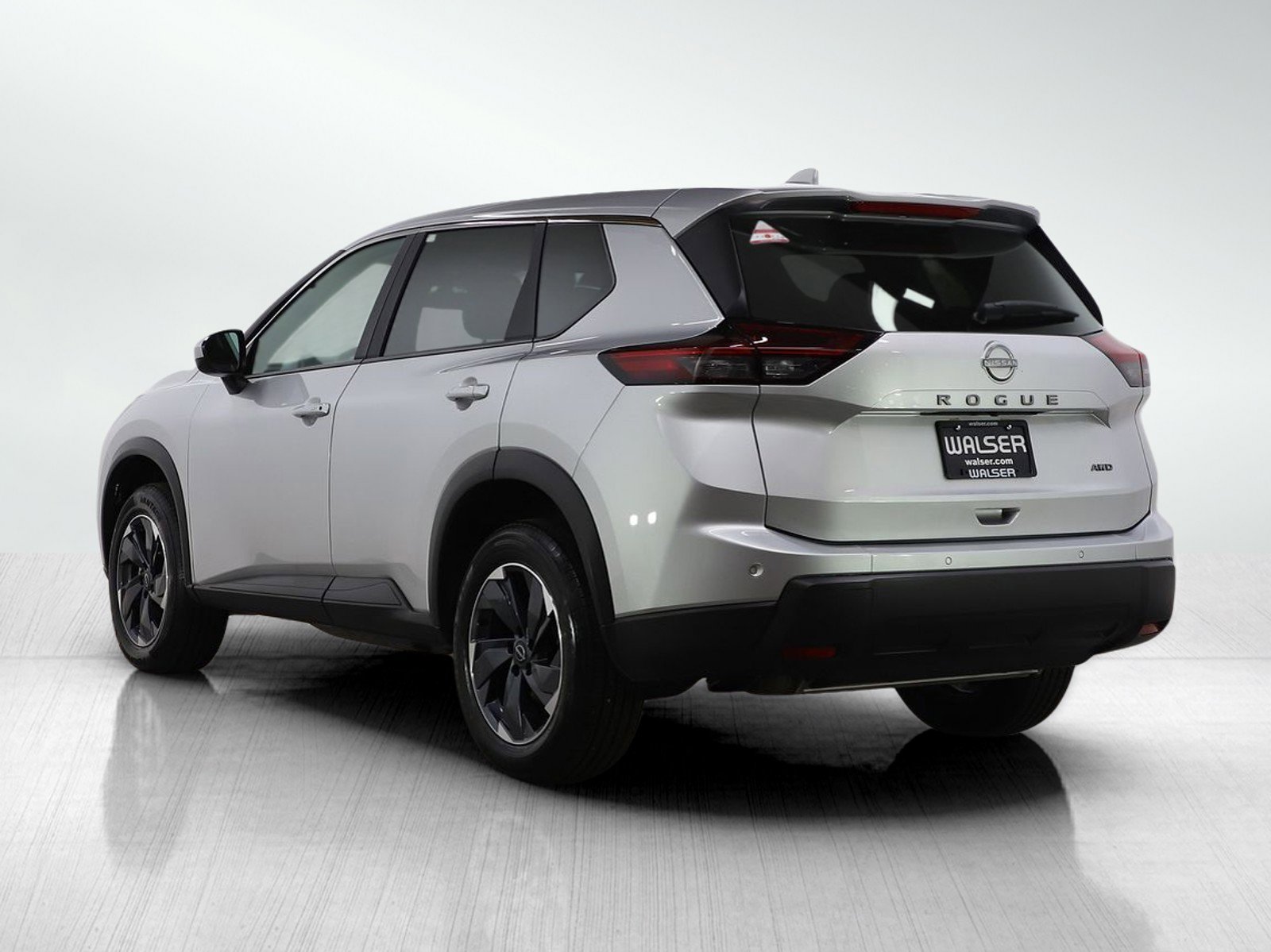 Used 2025 Nissan Rogue SV image 3