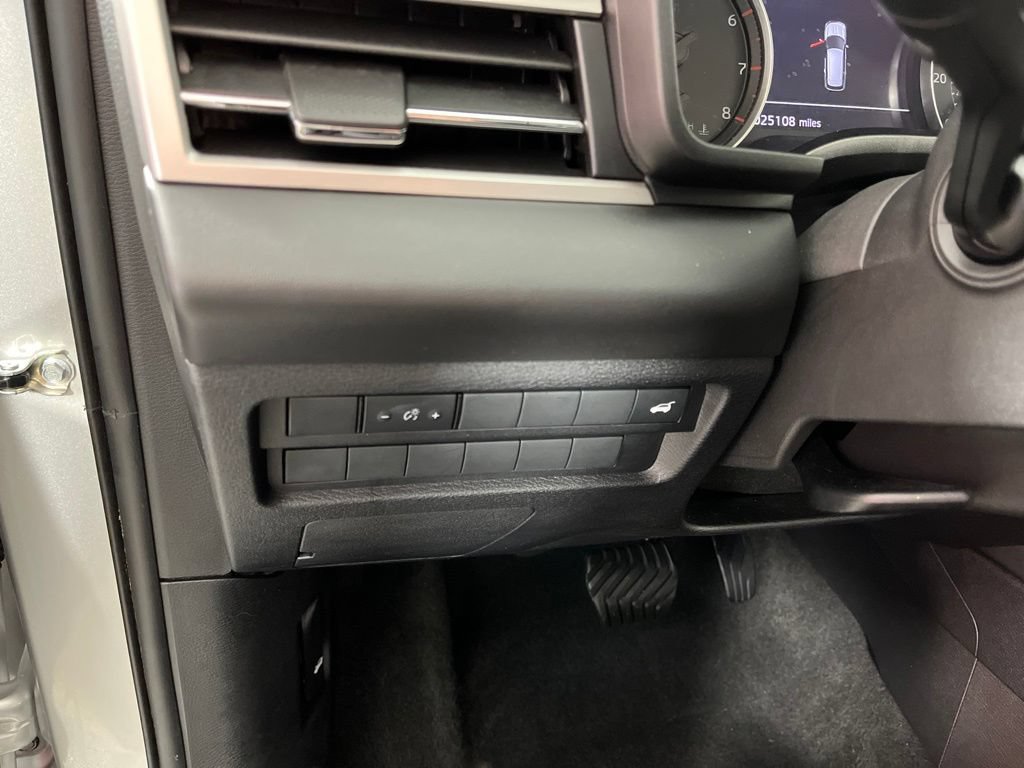 Used 2025 Mitsubishi Outlander SE AWD/4WD image 32