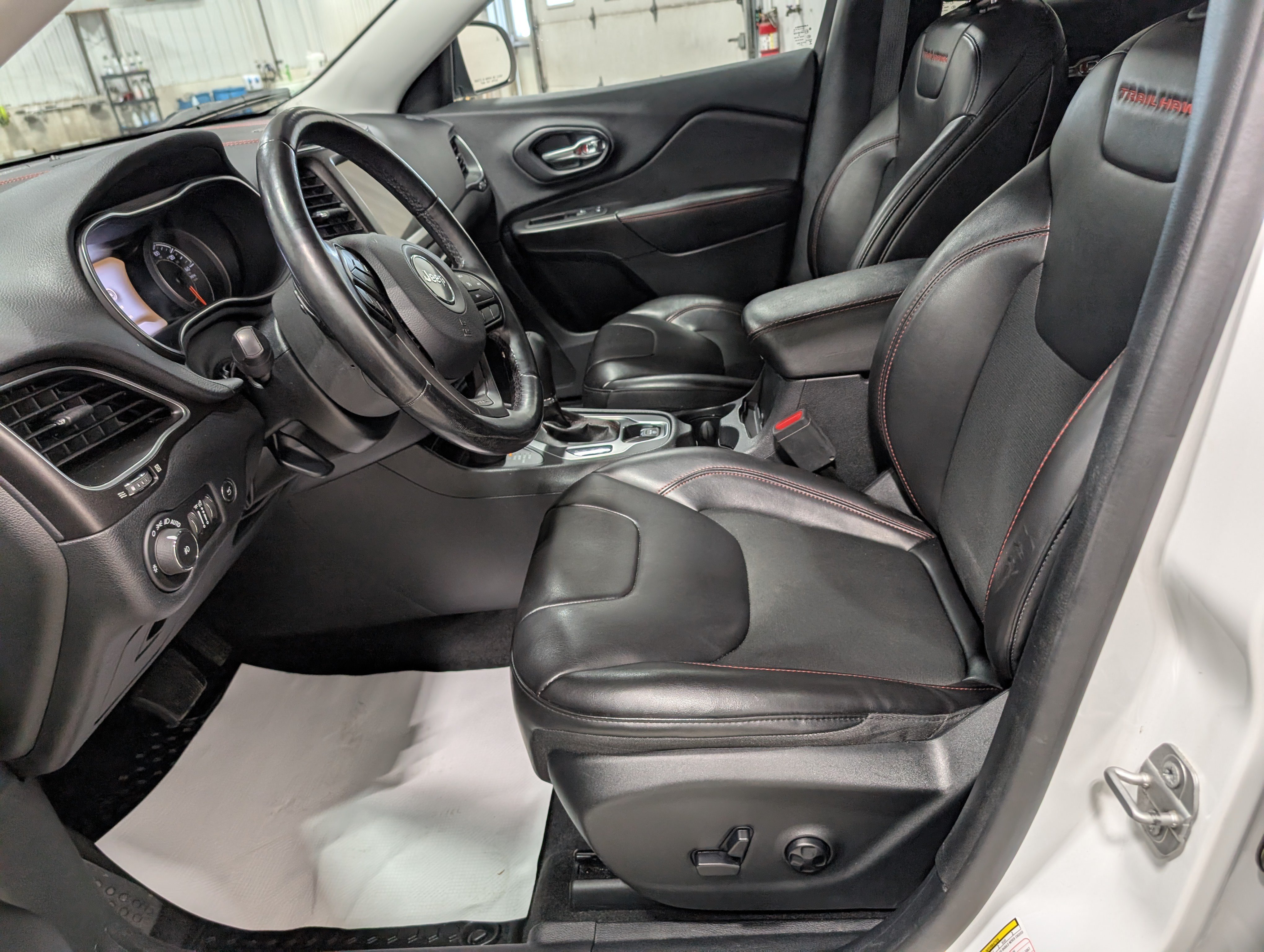 Used 2020 Jeep Cherokee Trailhawk w/ Comfort/Convenience Group AWD/4WD image 15
