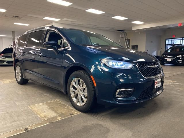 Used 2022 Chrysler Pacifica Touring-L image 2