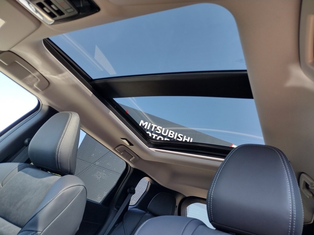 New 2025 Mitsubishi Outlander SE image 6