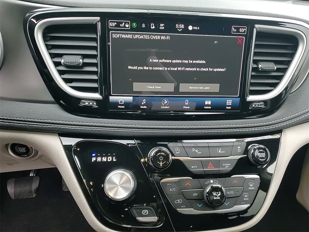 Used 2023 Chrysler Pacifica Touring-L image 30