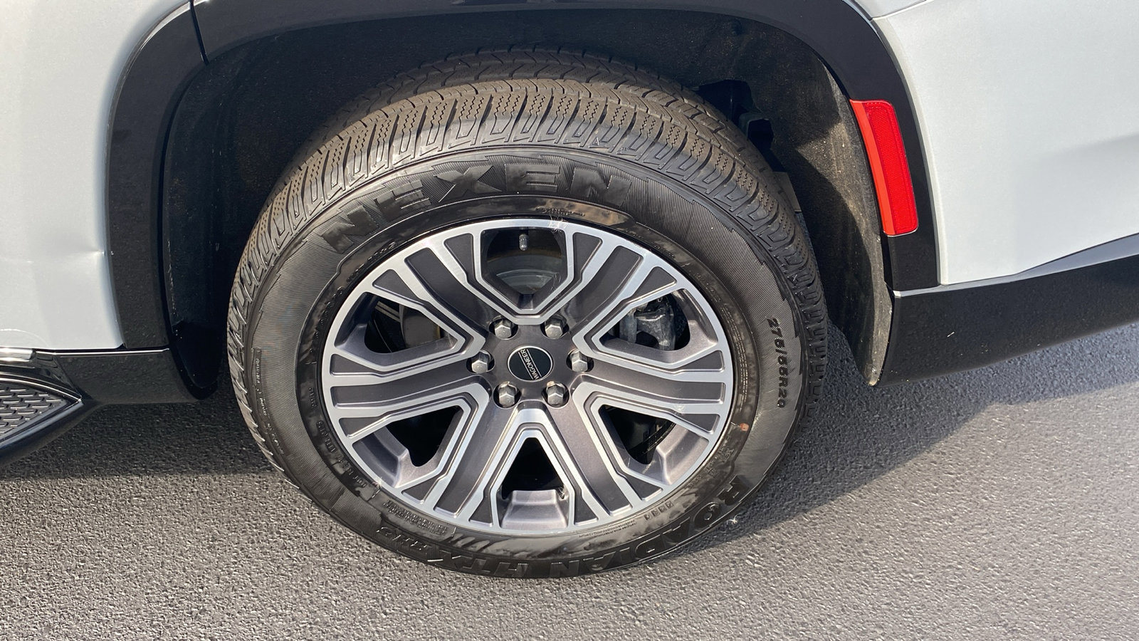 Used 2025 Jeep Wagoneer 4WD w/ Premium Group I image 24