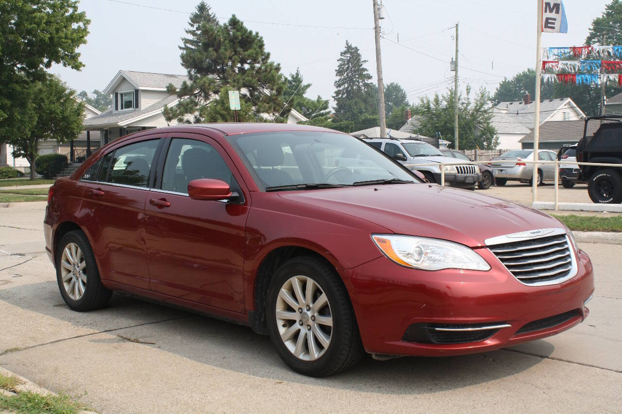 Used 2011 Chrysler 200 Touring FWD image 4