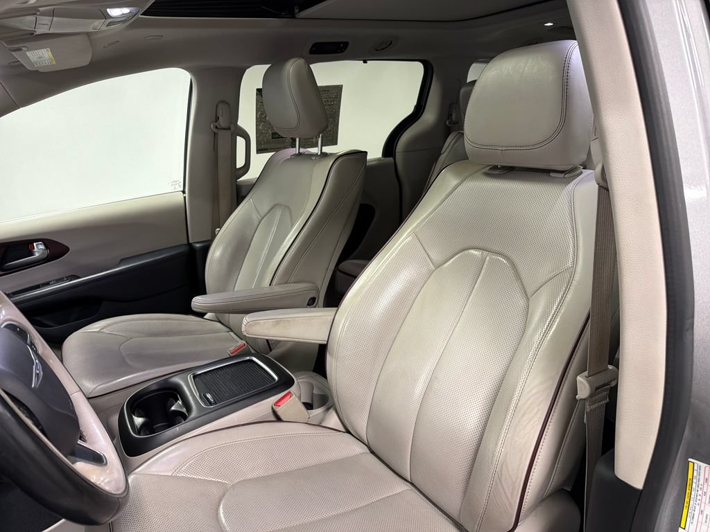 Used 2019 Chrysler Pacifica Limited w/ Tire & Wheel Group FWD image 28