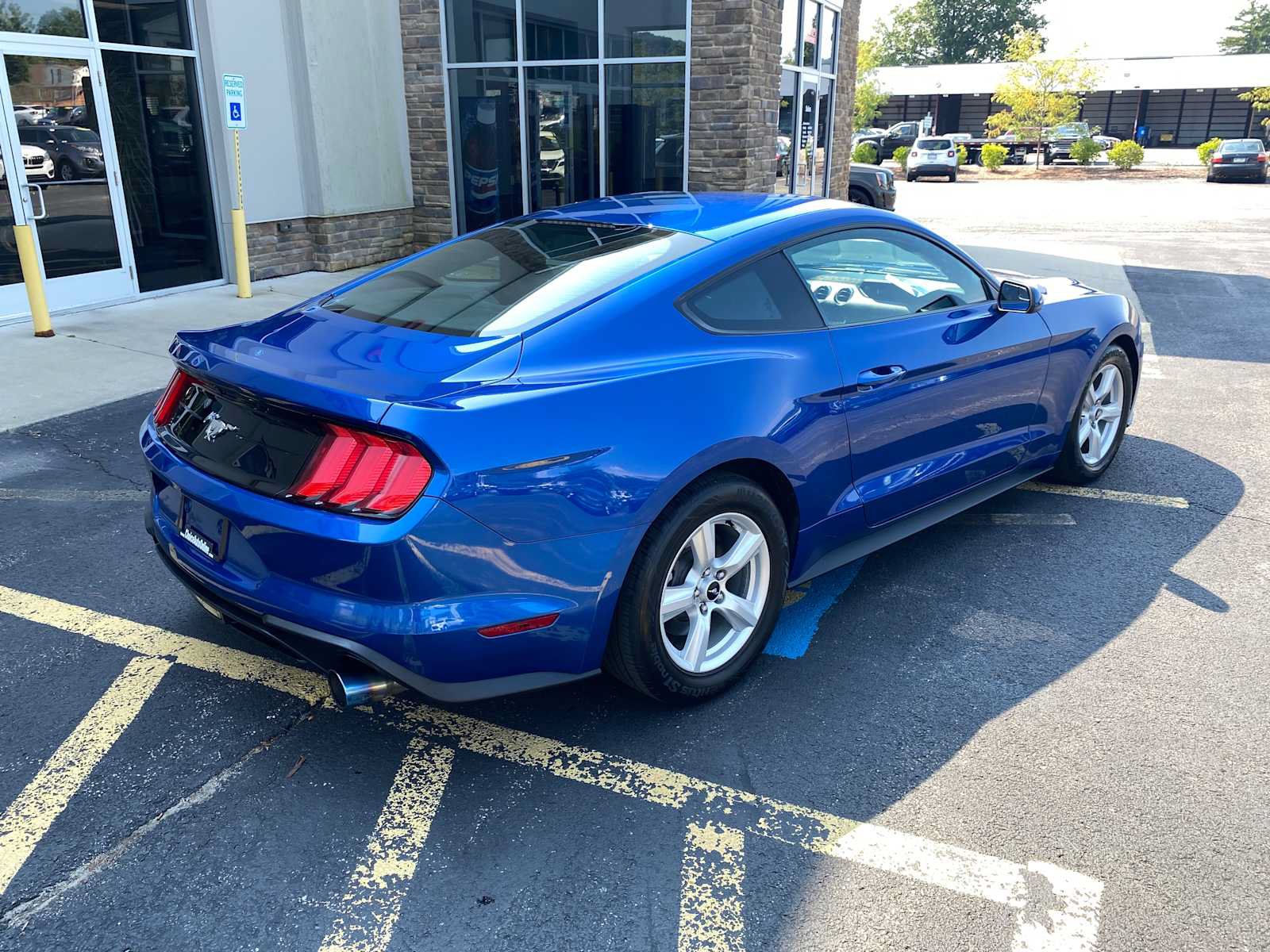 Used 2018 Ford Mustang Coupe RWD image 4