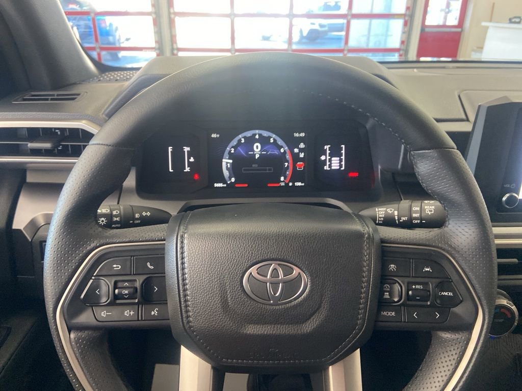 Used 2025 Toyota 4Runner SR5 AWD/4WD image 27