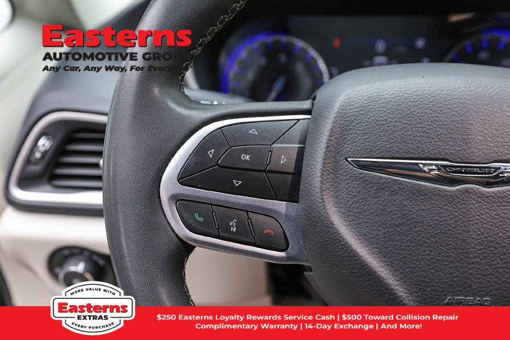 Used 2023 Chrysler Pacifica Touring-L FWD image 16