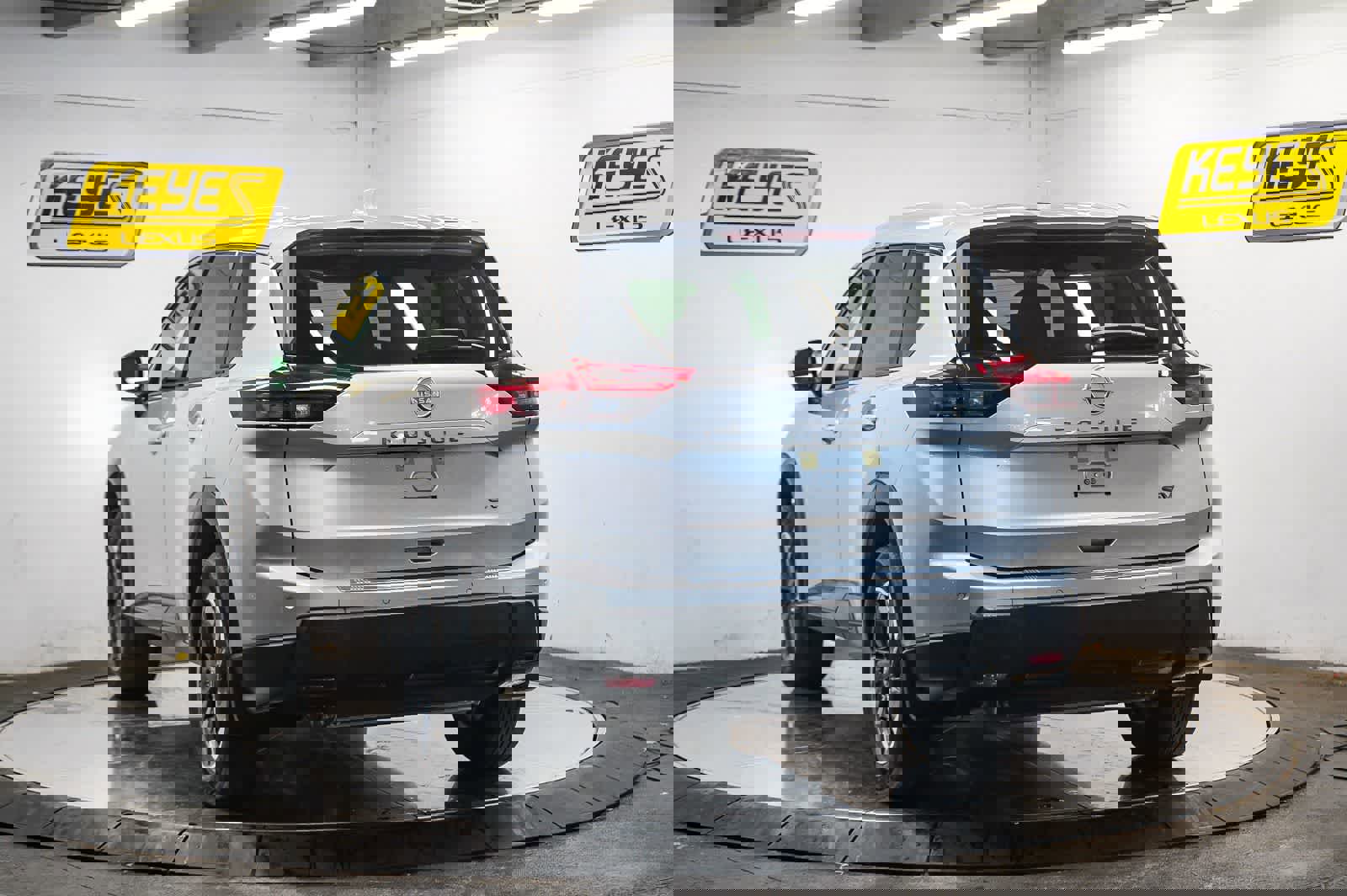 Used 2024 Nissan Rogue SV w/ SV Premium Package image 2