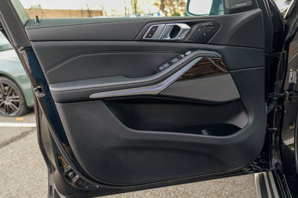 Used 2024 BMW X7 xDrive40i image 16