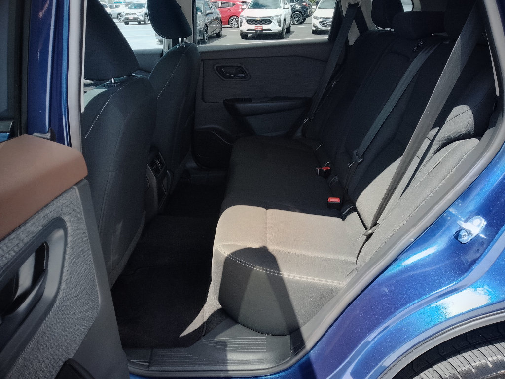 Used 2023 Nissan Rogue S AWD/4WD image 10