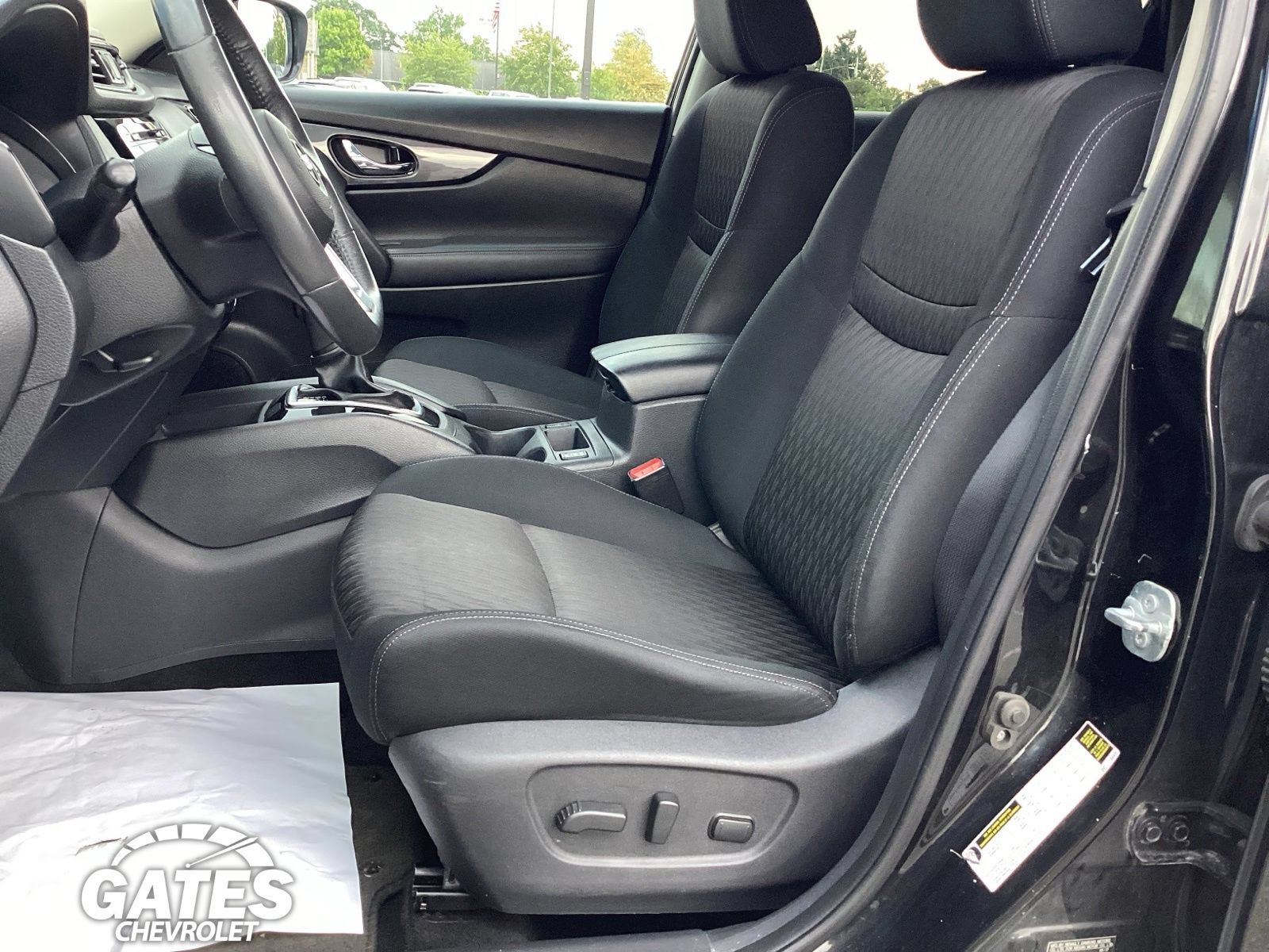 Used 2017 Nissan Rogue SV AWD/4WD image 13