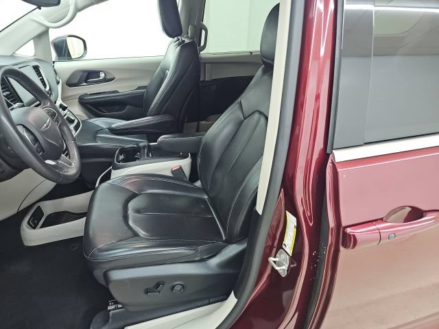 Used 2023 Chrysler Pacifica Touring-L FWD image 2