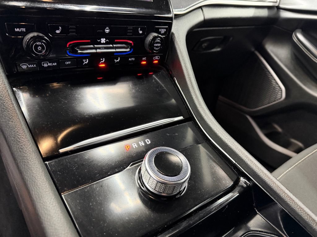 Used 2022 Jeep Grand Cherokee Laredo w/ Luxury Tech Group I RWD image 26
