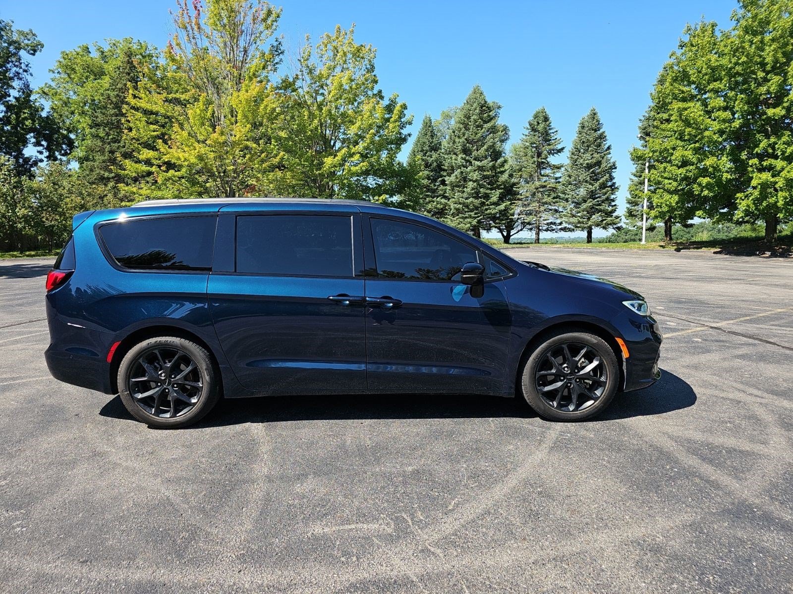 Used 2025 Chrysler Pacifica Limited FWD image 7