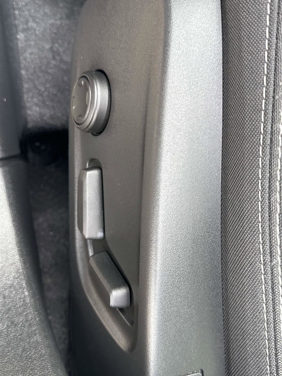 Used 2024 Volvo XC40 B5 Core image 25